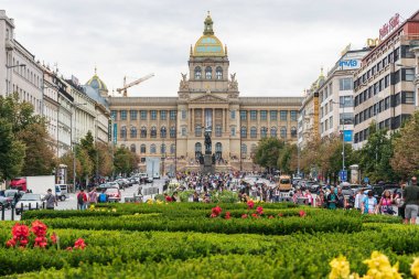 Prag'ın merkezi: Wenceslas Meydanı, Saint Wenceslas'ın binicilik heykeli, Prag'daki Neorenaissance Ulusal Müzesi. Başkent f Çek Cumhuriyeti'nin tarihi merkezindeki binalar, sokaklar, yol yürüyüşleri, evler, Orta Avrupa.