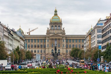 Prag'ın merkezi: Wenceslas Meydanı, Saint Wenceslas'ın binicilik heykeli, Prag'daki Neorenaissance Ulusal Müzesi. Başkent f Çek Cumhuriyeti'nin tarihi merkezindeki binalar, sokaklar, yol yürüyüşleri, evler, Orta Avrupa.