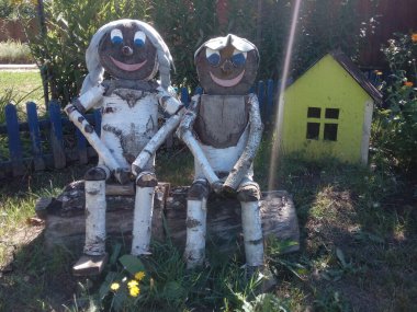 Tahta blokların ve çubukların çizgi film karakterleri şeklinde yerleştirilmesi