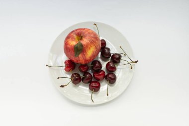 Elma, tatlı kiraz, beyaz gofret, beyaz arka plan