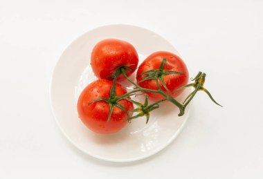 Beyaz tabakta üç domates, yalıtkan