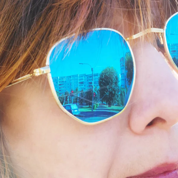 Detailed Face Girl Red Hair Her Blue Glasses Reflect Street — Stock Photo, Image