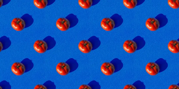 Patrón Tomates Rojos Sobre Fondo Azul Textura Perfecta Adecuado Para — Foto de Stock