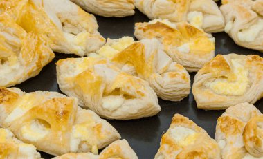 Süzme peynirli tatlı poğaça çörekleri fırından çıkarıldı.