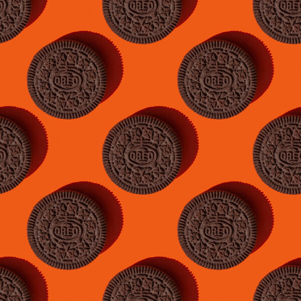 Красноярск, Россия, 30 августа 2020 Бесшовная симметричная текстура с твёрдыми тенями. Крупный план на красном фоне.