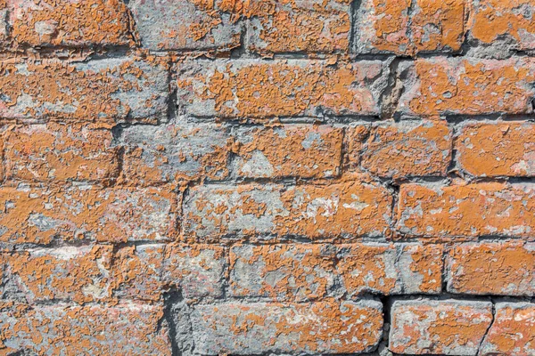 Vieux mur antique de briques rouges détruites. La maçonnerie est faite de briques produites selon l'ancienne technologie. — Photo