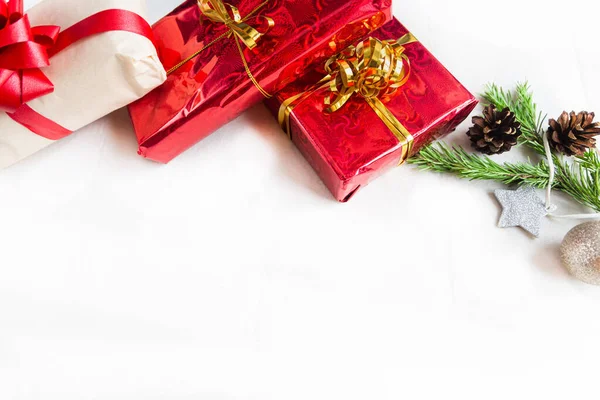 Regalos Navideños Cajas Embalaje Rojas Sobre Fondo Blanco Concepto Navidad — Foto de Stock