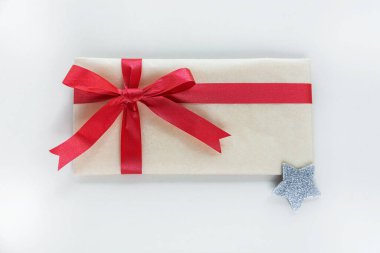 Kırmızı bir kurdeleyle bağlanmış bir Kraft kağıt zarfı Noel ya da yeni yıl hediyesi olarak kabul edilir..