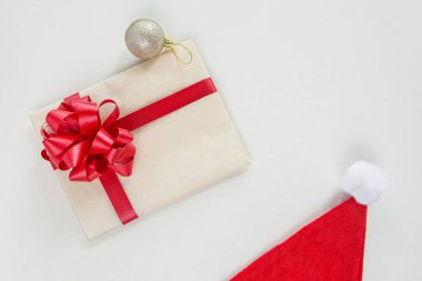 Kırmızı kurdele ve Noel Baba şapkasıyla bağlanmış bir Kraft kağıt zarfından oluşan şenlikli bir kompozisyon. Noel ve Yeni Yıl kavramı.