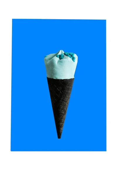 Diversi tipi di gelato su sfondo blu. Primo piano cono gelato. Idea menu dolce. Stile di moda alla moda. Pop Art. Minimale concetto di moda estate umore. Varietà di misurini di gelato . — Foto Stock