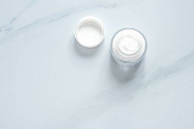  Beyaz arka plan üzerinde doğal krem ile Kavanoz. Beyaz Yüz Kremi. Beyaz çiçekler cilt bakım ürünü ile Dermatoloji kozmetik hijyenik krem. 