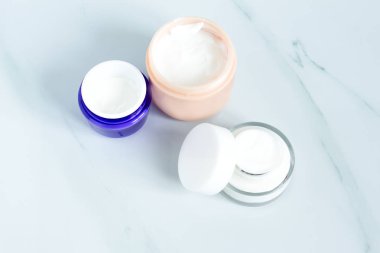 Farklı kozmetik krem seti. Markalama maketi için boş etiket paketi, Doğal organik güzellik ürünü konsepti. Nemlendirici krem ile kase seti. 