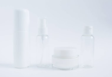 Boş kozmetik kapları seti. Cilt bakımı spa ürünleri koleksiyonu. Doğal güzellik ürün konsepti. Closeup.