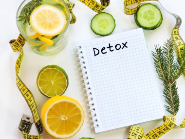 Sağlıklı beslenme, diyet, zayıflama ve tartmak kaybı kavramı. Diyet planı kitabı. Sağlıklı gıda konsepti için kopya alanı ile diyet planı defter ve meyve. Diyet planı kavram arka plan. boş tarif kitabı