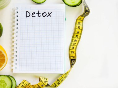 Sağlıklı beslenme, diyet, zayıflama ve tartmak kaybı kavramı. Diyet planı kitabı. Sağlıklı gıda konsepti için kopya alanı ile diyet planı defter ve meyve. Diyet planı kavram arka plan. boş tarif kitabı