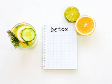 Sağlıklı beslenme, diyet, zayıflama ve tartmak kaybı kavramı. Diyet planı kitabı. Sağlıklı gıda konsepti için kopya alanı ile diyet planı defter ve meyve. Diyet planı kavram arka plan. boş tarif kitabı