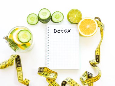 Sağlıklı beslenme, diyet, zayıflama ve tartmak kaybı kavramı. Diyet planı kitabı. Sağlıklı gıda konsepti için kopya alanı ile diyet planı defter ve meyve. Diyet planı kavram arka plan. boş tarif kitabı