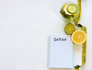 Sağlıklı beslenme, diyet, zayıflama ve tartmak kaybı kavramı. Diyet planı kitabı. Sağlıklı gıda konsepti için kopya alanı ile diyet planı defter ve meyve. Diyet planı kavram arka plan. boş tarif kitabı