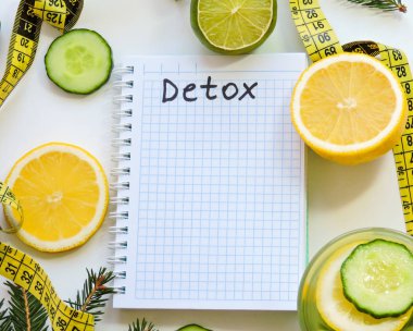 Sağlıklı beslenme, diyet, zayıflama ve tartmak kaybı kavramı. Diyet planı kitabı. Sağlıklı gıda konsepti için kopya alanı ile diyet planı defter ve meyve. Diyet planı kavram arka plan. boş tarif kitabı