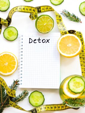 Sağlıklı beslenme, diyet, zayıflama ve tartmak kaybı kavramı. Diyet planı kitabı. Sağlıklı gıda konsepti için kopya alanı ile diyet planı defter ve meyve. Diyet planı kavram arka plan. boş tarif kitabı