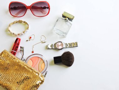 Beyaz arka plan dekoratif kozmetik seti. Düz kompozisyon. dergiler, sosyal medya. Üst te. Düz yatıyordu. Kozmetik çanta ile Makyaj ürünleri. Güzellik ve Moda konsept.makyaj sanatçısı kozmetik.