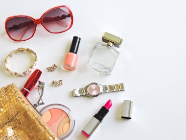  Düz kompozisyon. dergiler, sosyal medya. Üst te. Düz yatıyordu. Kozmetik çanta ile Makyaj ürünleri. Güzellik ve Moda konsept.makyaj sanatçısı kozmetik.