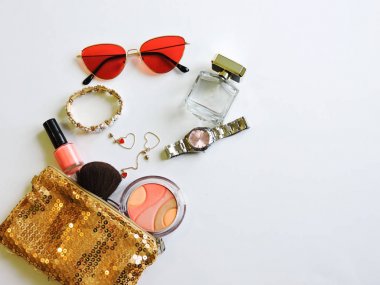  Kozmetik çanta ile Makyaj ürünleri. Güzellik ve Moda konsept.makyaj sanatçısı kozmetik.