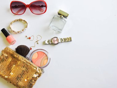 Beyaz arka plan dekoratif kozmetik seti. Düz kompozisyon. dergiler, sosyal medya. Üst te. Düz yatıyordu. Kozmetik çanta ile Makyaj ürünleri. Güzellik ve Moda konsept.makyaj sanatçısı kozmetik.