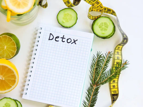 Sağlıklı beslenme, diyet, zayıflama ve tartmak kaybı kavramı. Diyet planı kitabı. Sağlıklı gıda konsepti için kopya alanı ile diyet planı defter ve meyve. Diyet planı kavram arka plan. boş tarif kitabı