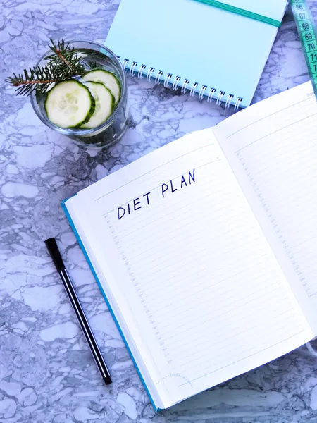 健康的な食事 ダイエット スリミングと体重損失の概念 ダイエット計画書 健康的な食品のコンセプトのためのコピースペースを持つダイエット計画ノートと果物 ダイエット計画構想の背景 空白のレシピブック — ストック写真