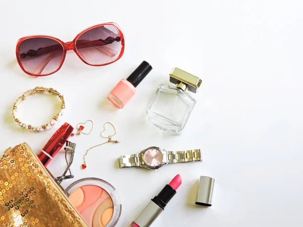 Beyaz arka plan dekoratif kozmetik seti. Düz kompozisyon. dergiler, sosyal medya. Üst te. Düz yatıyordu. Kozmetik çanta ile Makyaj ürünleri. Güzellik ve Moda konsept.makyaj sanatçısı kozmetik.