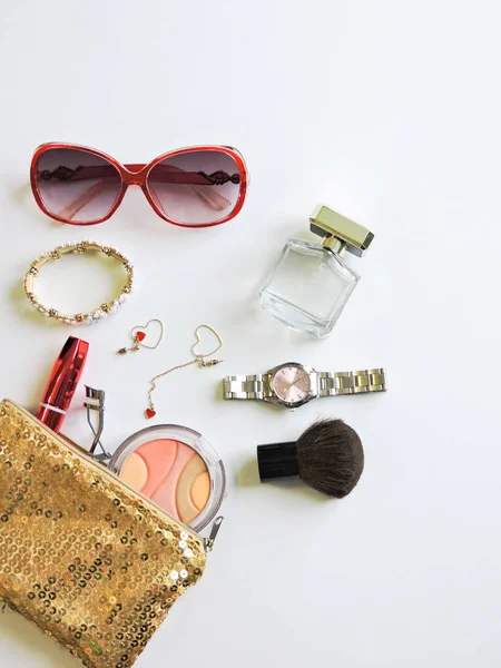 Beyaz arka plan dekoratif kozmetik seti. Düz kompozisyon. dergiler, sosyal medya. Üst te. Düz yatıyordu. Kozmetik çanta ile Makyaj ürünleri. Güzellik ve Moda konsept.makyaj sanatçısı kozmetik.