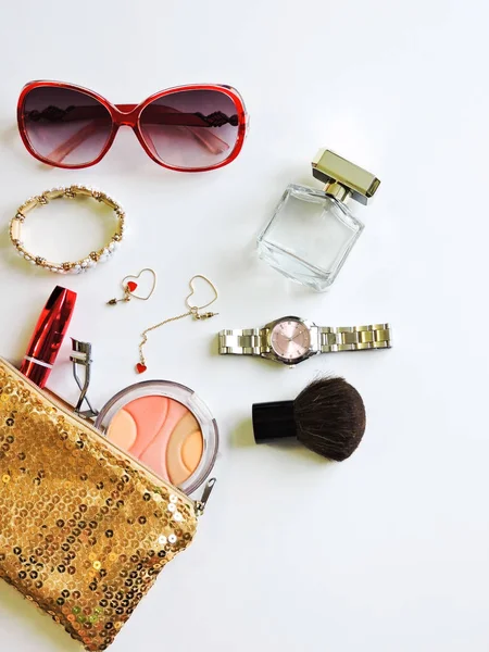 Beyaz arka plan dekoratif kozmetik seti. Düz kompozisyon. dergiler, sosyal medya. Üst te. Düz yatıyordu. Kozmetik çanta ile Makyaj ürünleri. Güzellik ve Moda konsept.makyaj sanatçısı kozmetik.