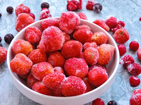 Gefrorene Beeren. Ansicht von oben. Himbeeren, schwarze Johannisbeeren und Erdbeeren auf blauem Hintergrund, Kopierraum. frische Bio-Beeren Makro. Frucht-Hintergrund. Nahaufnahme. — Stockfoto