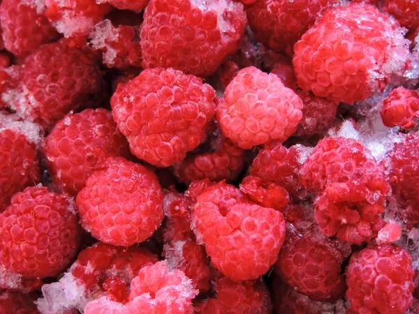 Gefrorene Beeren. Ansicht von oben. verschiedene gefrorene Beeren Hintergrund. Himbeeren, schwarze Johannisbeeren und Erdbeeren auf blauem Hintergrund, Kopierraum. frische Bio-Beeren Makro. Frucht-Hintergrund. Nahaufnahme. — Stockfoto