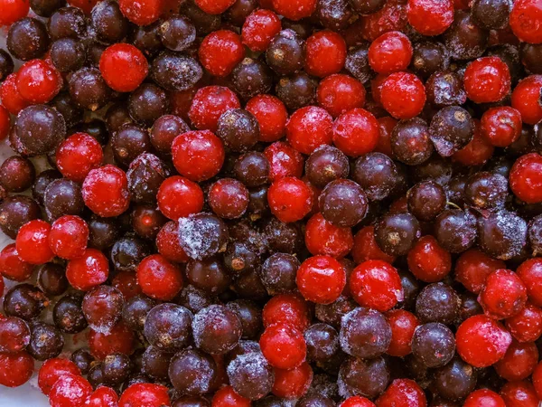 Gefrorene Beeren. Ansicht von oben. verschiedene gefrorene Beeren Hintergrund. Himbeeren, schwarze Johannisbeeren und Erdbeeren auf blauem Hintergrund, Kopierraum. frische Bio-Beeren Makro. Frucht-Hintergrund. Nahaufnahme. — Stockfoto