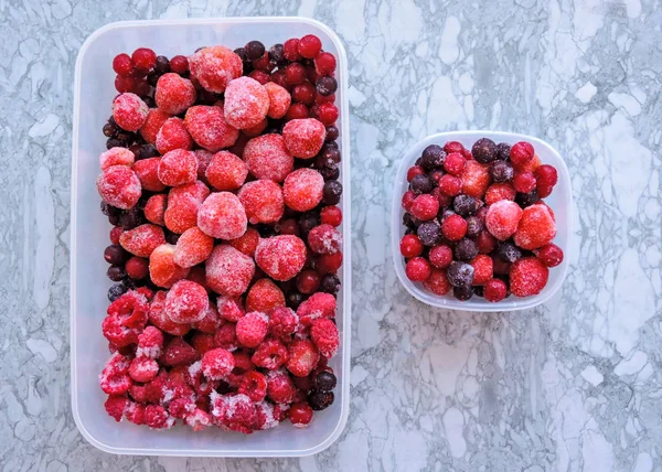 Frozen berries.top Ansicht. gefrorene köstliche Beeren auf blauem Hintergrund, Nahaufnahme. verschiedene gefrorene Beeren Hintergrund. Kopierraum. — Stockfoto