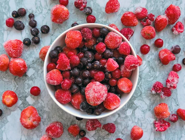 Pemandangan beku berries.Top. Berries beku lezat di latar belakang biru, closeup. Latar belakang buah beku. Raspberry, kursor hitam dan stroberi pada latar belakang biru, menyalin ruang . — Stok Foto