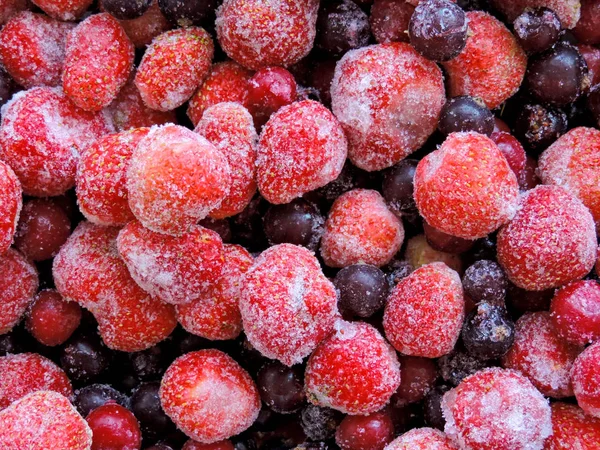 Berries.Top congelado vista. Frutas deliciosas congeladas em fundo azul, close-up. Fundo de bagas congeladas sortidas. Framboesas, groselha preta e morangos em fundo azul, espaço de cópia . — Fotografia de Stock