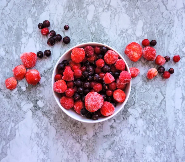 Bayas congeladas. Vista superior. Surtido de bayas congeladas de fondo. Frambuesas, grosellas negras y fresas sobre fondo azul, espacio para copiar. Macro de bayas orgánicas frescas. Fondo de fruta. De cerca. . — Foto de Stock