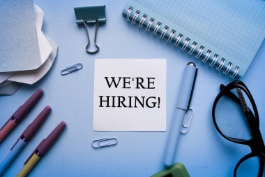 Concept'i işe alıyoruz. Ofis işyeri üst görünümü, kopyalama alanı. Düz ofis masa masası. İşgücü piyasası kavramı. İş ilanı, yeni işe alım, stajyerlik, meslek. İş alım ilanı temsil.