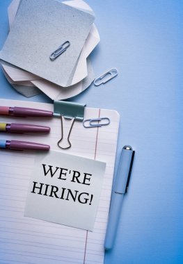 İş alım reklam temsil. Ofis işyeri üst görünümü, kopyalama alanı. Düz ofis masa masası. İşgücü piyasası kavramı. İş yeri, yeni işe alım, stajyer, meslek.