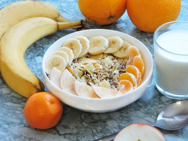 Sağlıklı kahvaltı. Yakın çekim, üst görünüm, izole arka plan. Sağlıklı ve lezzetli gıda kavramı. Fitness kahvaltısı. dilimlenmiş muz ile müsli kase. Yulaflı tahılkuru ile Müsli kahvaltı.