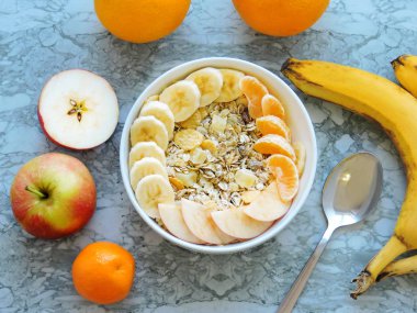 Sağlıklı kahvaltı. Yakın çekim, üst görünüm, izole arka plan. Sağlıklı ve lezzetli gıda kavramı. Fitness kahvaltısı. dilimlenmiş muz ile müsli kase. Yulaflı tahılkuru ile Müsli kahvaltı.