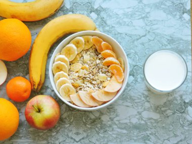 Sağlıklı kahvaltı. Yakın çekim, üst görünüm, izole arka plan. Sağlıklı ve lezzetli gıda kavramı. Fitness kahvaltısı. dilimlenmiş muz ile müsli kase. Yulaflı tahılkuru ile Müsli kahvaltı.