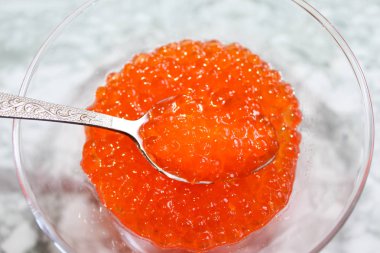 Kırmızı havyar. Lüks mutfak lezzeti. Yakın çekim somon havyarı. Deniz ürünleri. Kırmızı havyar yakın çekim arka plan. 