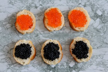 Lüks mutfak lezzeti. Yakın çekim somon havyarı. Deniz ürünleri. Kırmızı havyar yakın çekim. 