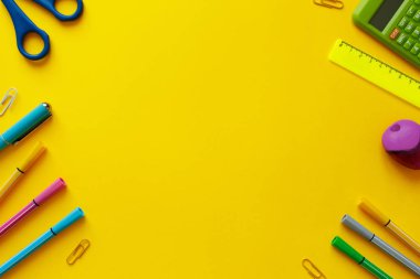 Metin alanı ile okul konseptine geri dönün. Üst görünüm. Boşluk Kopyala. Okul ofisi malzemeleri. Renkli Kırtasiye ile yaratıcı masa. Renkli kağıt klip. Sarı arka planda okul malzemeleri. Ofis Masası.