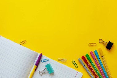 Metin için alan ile okul kavramına geri dön. Üst te. Kopya alanı. Okul ofis malzemeleri. Renkli kırtasiye ile yaratıcı masa. Renkli ataş.