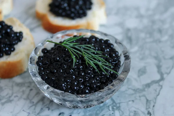 Draufsicht auf leckeres Sandwich mit schwarzem Kaviar auf weißem Marmorhintergrund. .freier Raum für Text. schwarzer Kaviar. luxuriöse kulinarische Köstlichkeiten. — Stockfoto